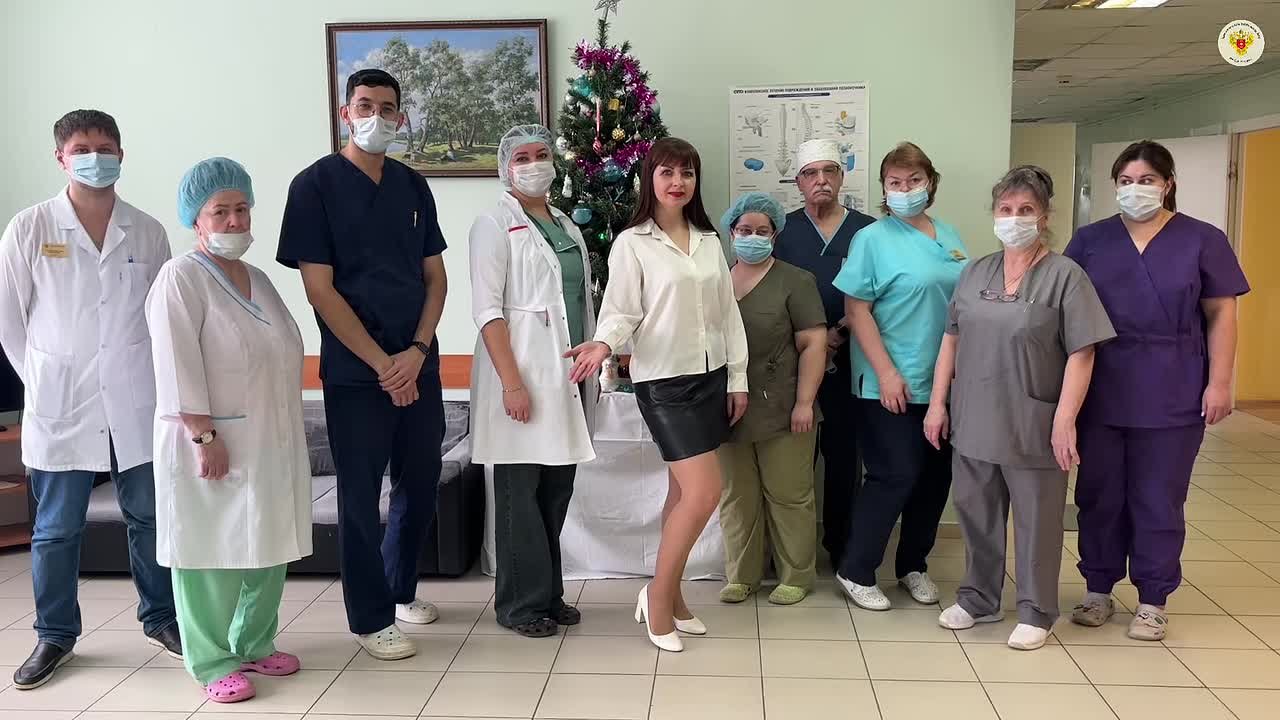 Они будут работать, пока город празднует. А сегодня — снимают маски, чтобы улыбнуться вам!‍️️