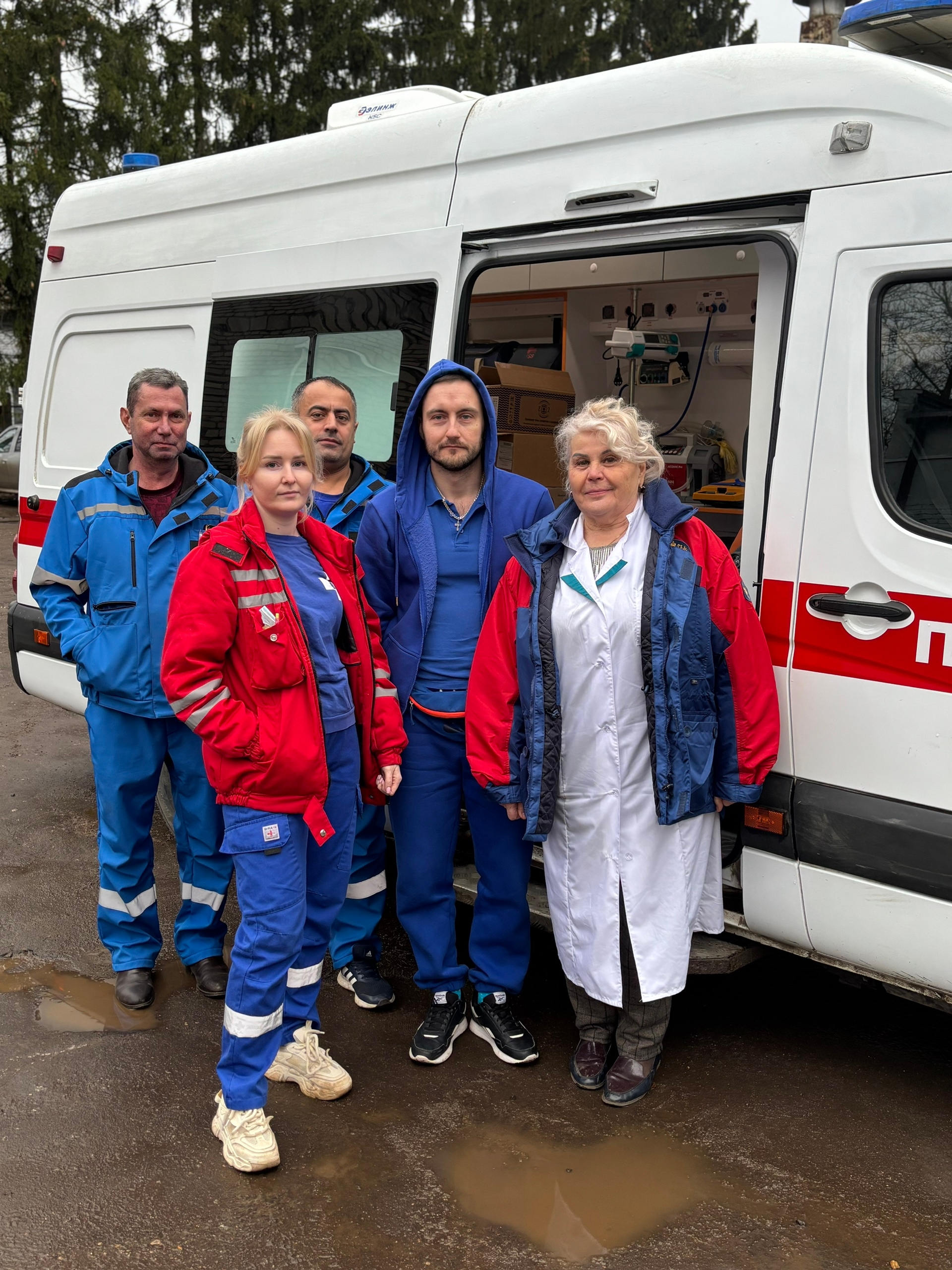 Сотрудники скорой помощи Клинической больницы 8 собирают и отправляют гуманитарную помощь в зону СВО